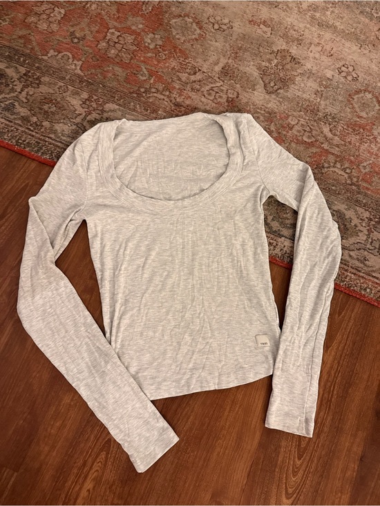 Vuori Tops - Vuori Heather Light Gray Scoop Neck Long Sleeve Tee